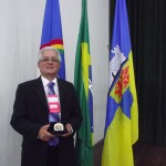 Fernando de Zé Ramires com a medalha presidente Tancredo Neves. (Foto: Fernanda)