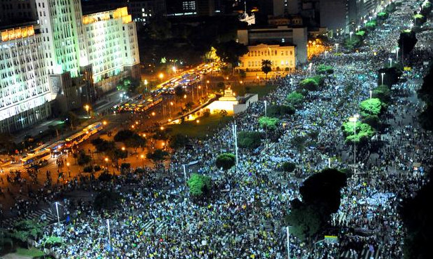 Manifestações reuniu milhares no Rio de Janeiro Foto AFP